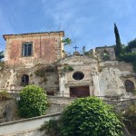 La facile salita che passa per l'antica chiesa di salerno, ormai in disuso, di San Filippo Neri