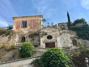 La facile salita che passa per l'antica chiesa di salerno, ormai in disuso, di San Filippo Neri